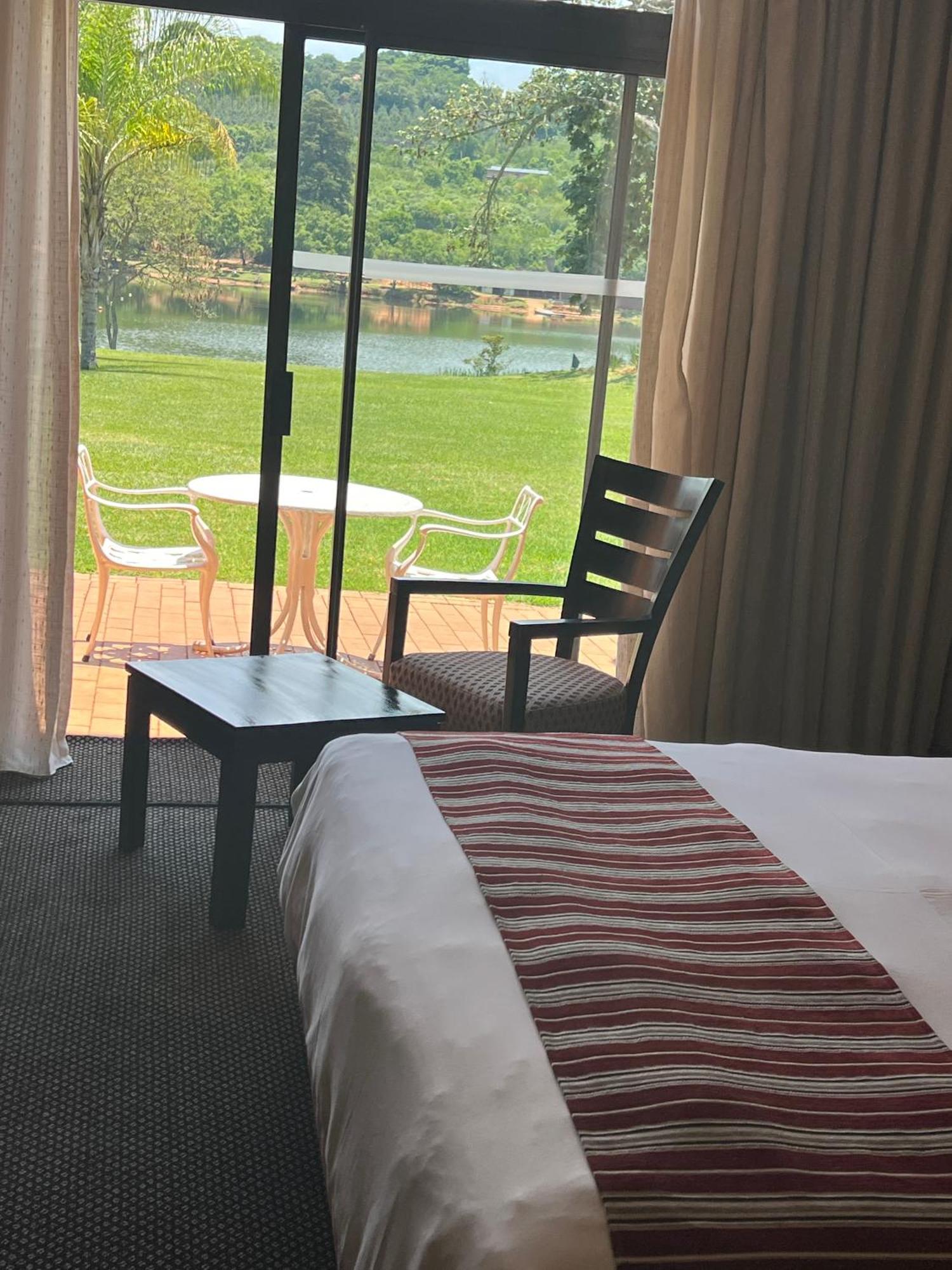 African Sky Hotels - Pine Lake Inn White River Bagian luar foto