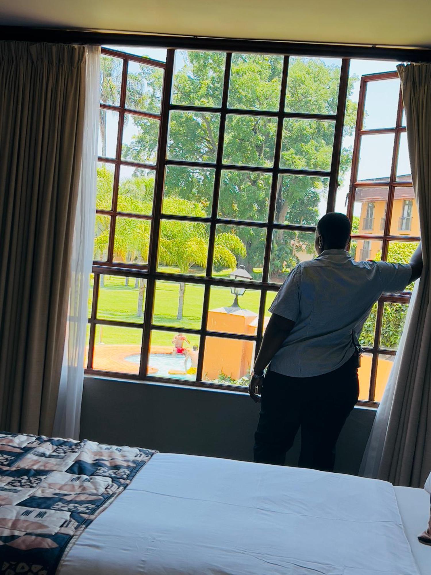 African Sky Hotels - Pine Lake Inn White River Bagian luar foto