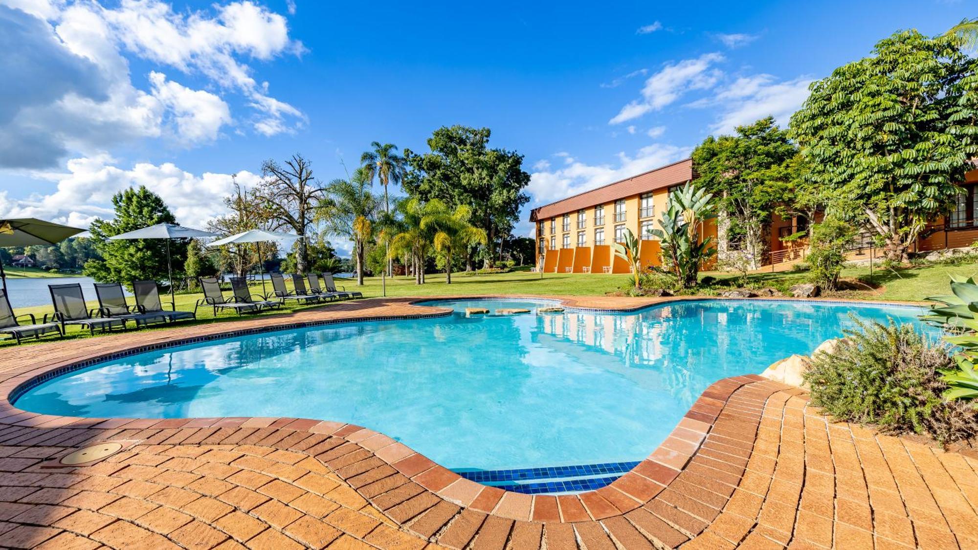 African Sky Hotels - Pine Lake Inn White River Bagian luar foto