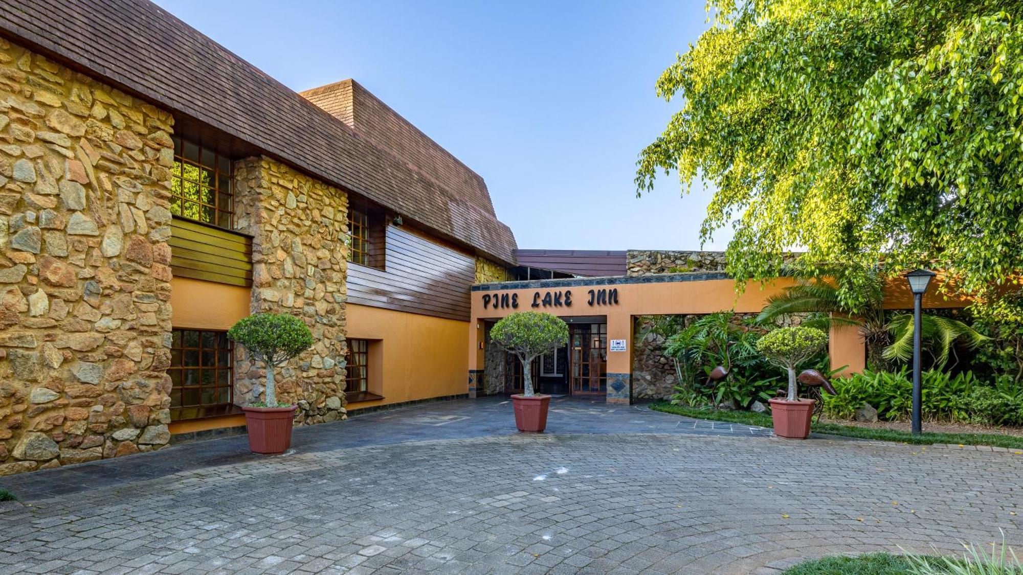 African Sky Hotels - Pine Lake Inn White River Bagian luar foto