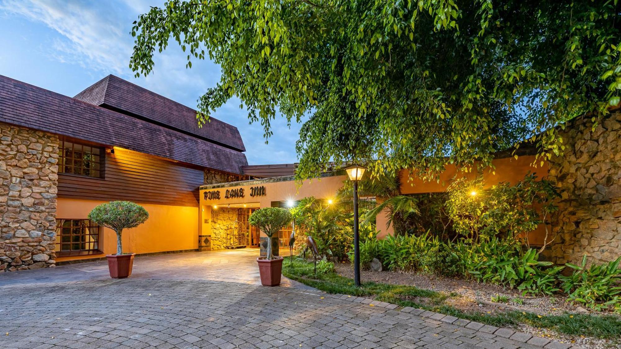 African Sky Hotels - Pine Lake Inn White River Bagian luar foto