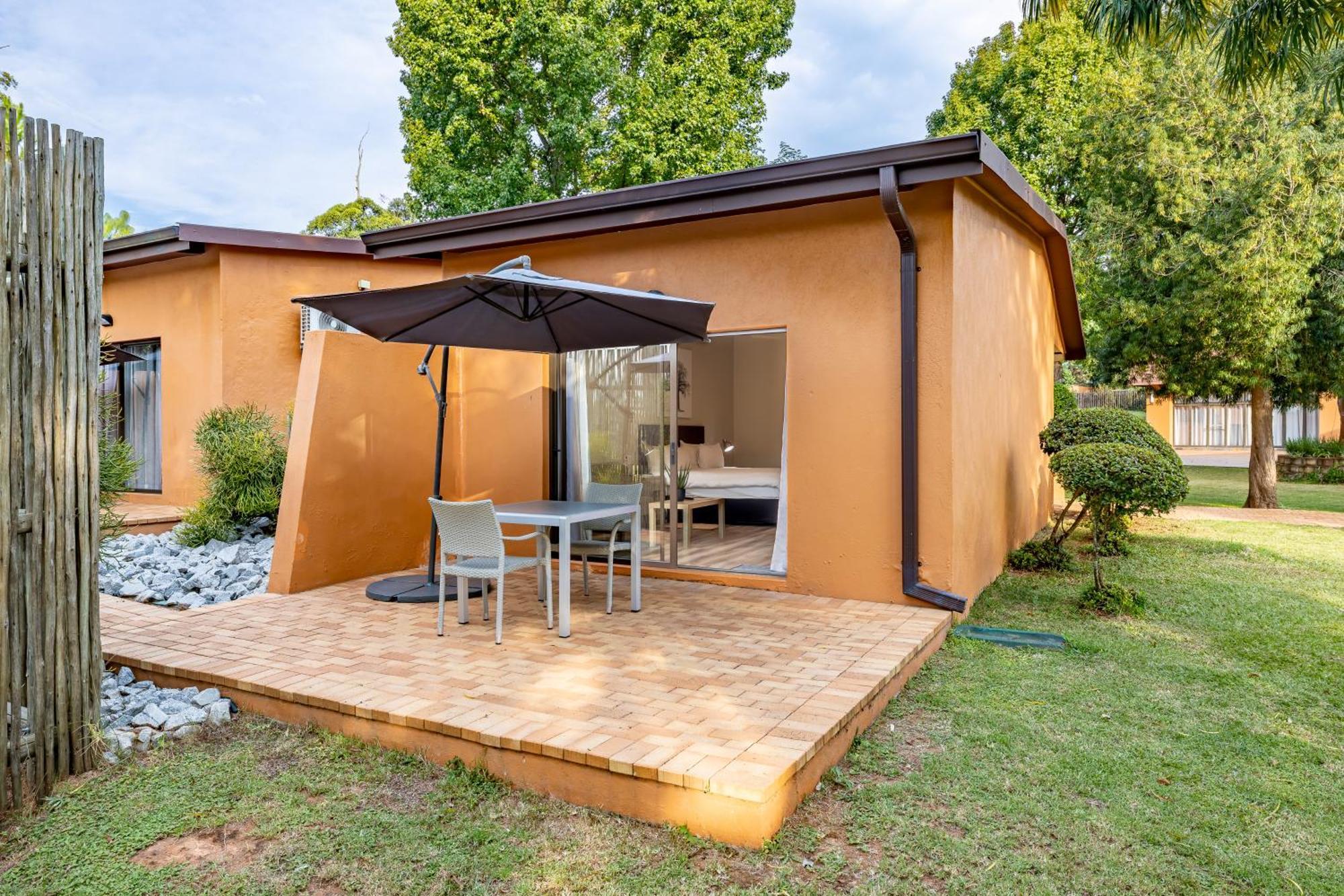 African Sky Hotels - Pine Lake Inn White River Bagian luar foto