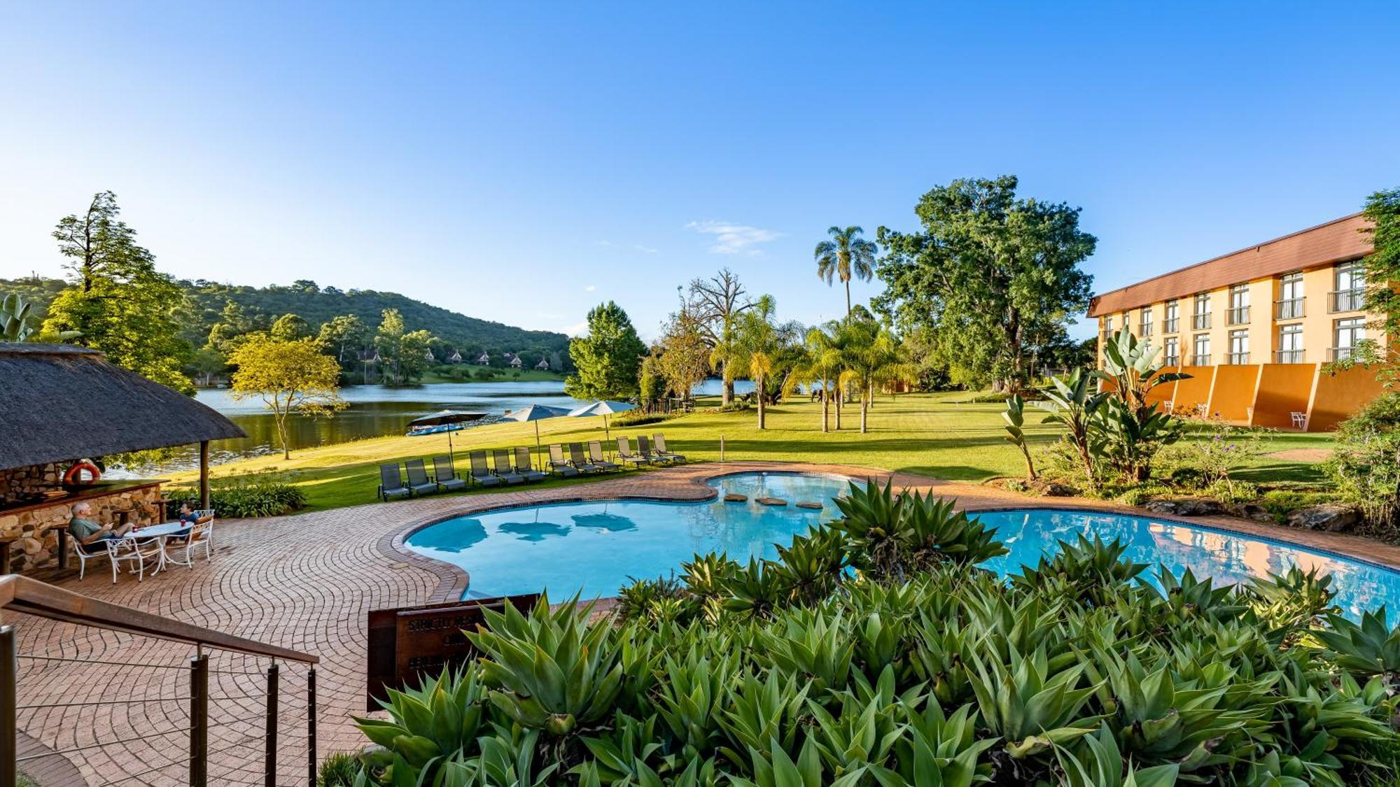 African Sky Hotels - Pine Lake Inn White River Bagian luar foto