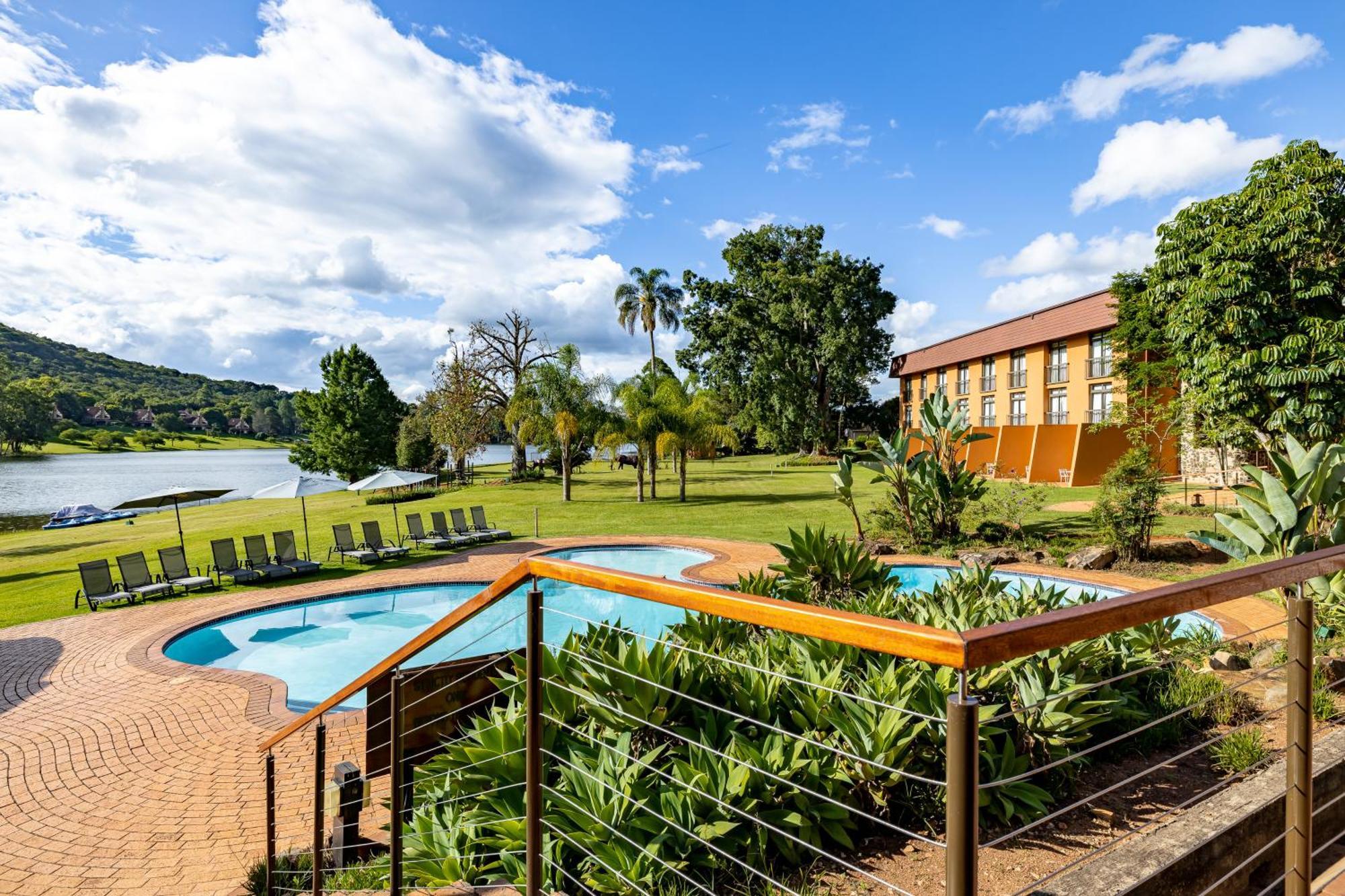 African Sky Hotels - Pine Lake Inn White River Bagian luar foto